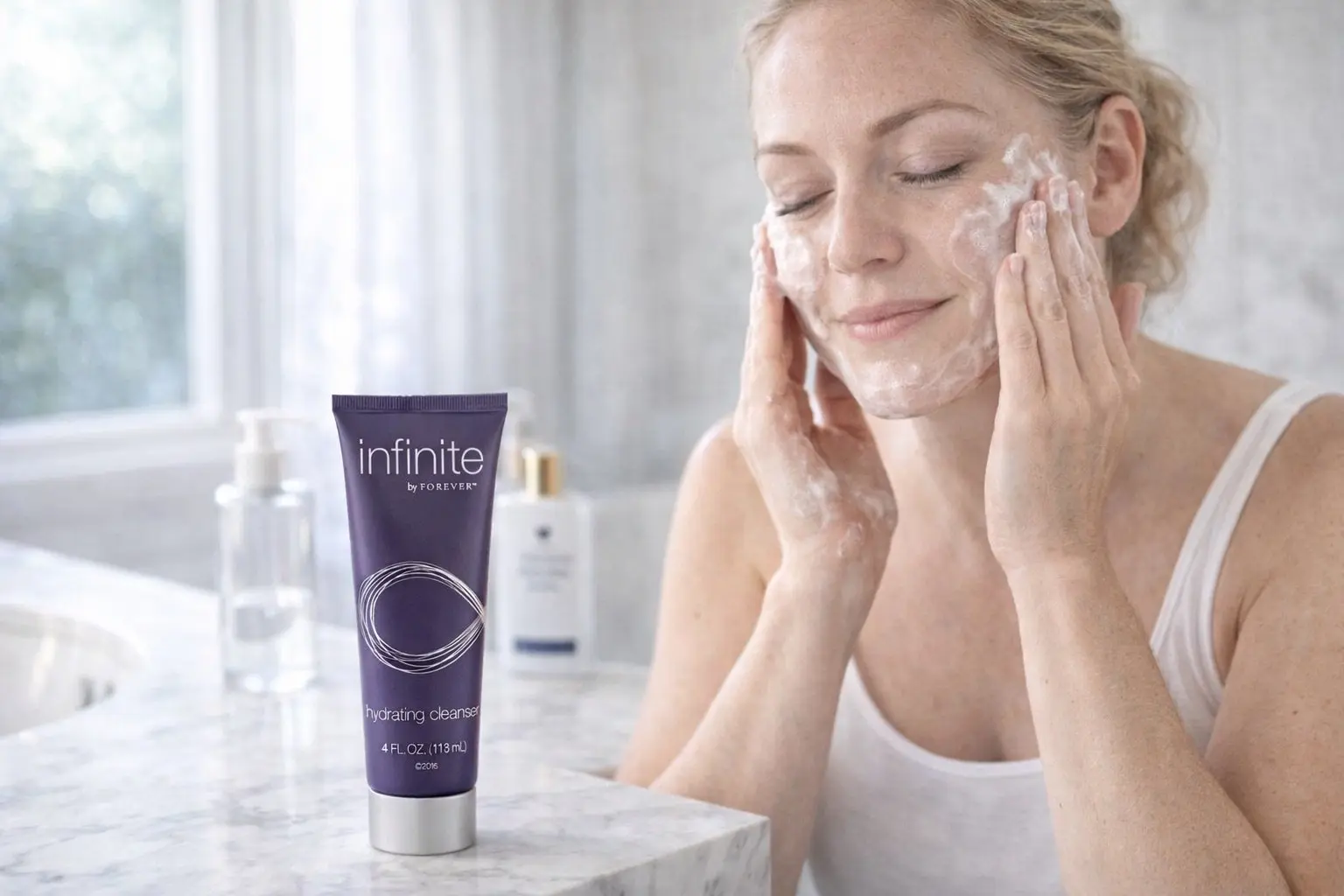 Infinite Hydrating Cleanser in einer Produktaufnahme und einer Alltagsszene
