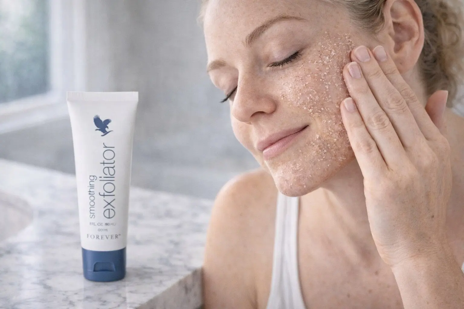 Smoothing Exfoliator in einer Produkt- und Alltagsszene