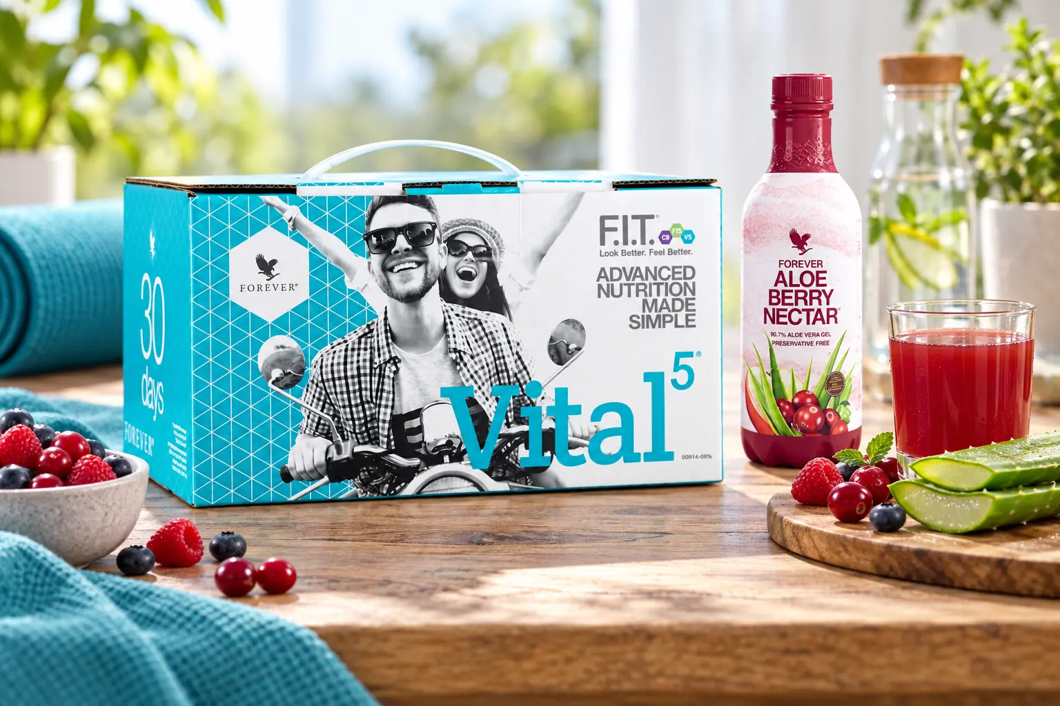 Vital5 mit Aloe Berry Nectar in einer Produktaufnahme und einer Alltagsszene