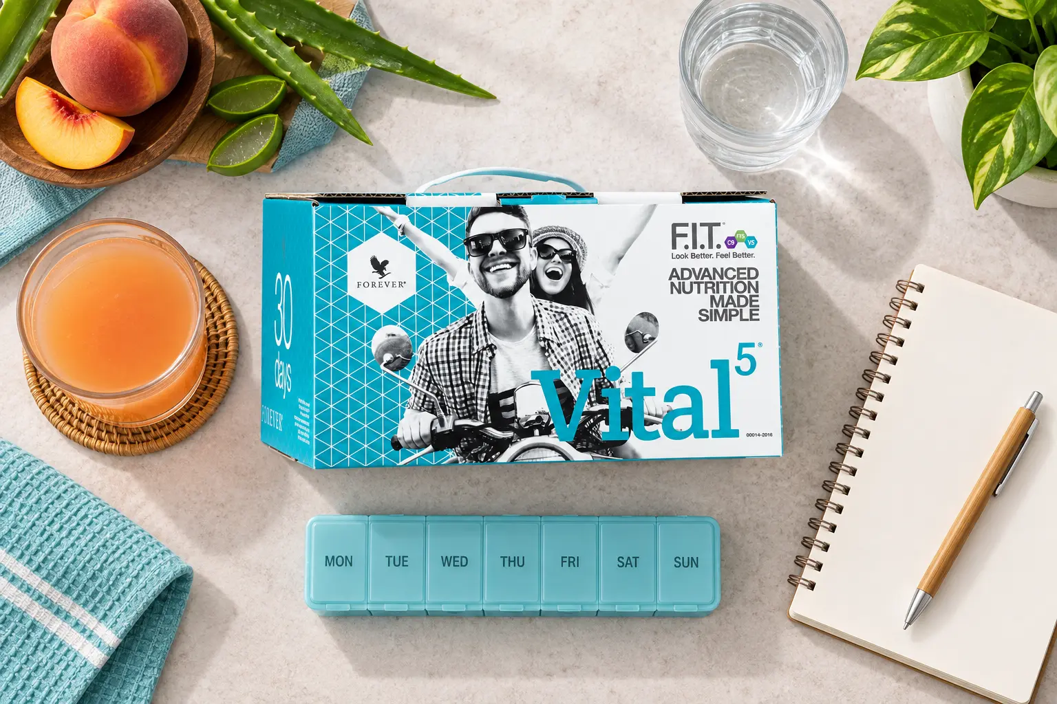 Vital5 mit Forever Aloe Peaches in einer Produktaufnahme und einer Alltagsszene